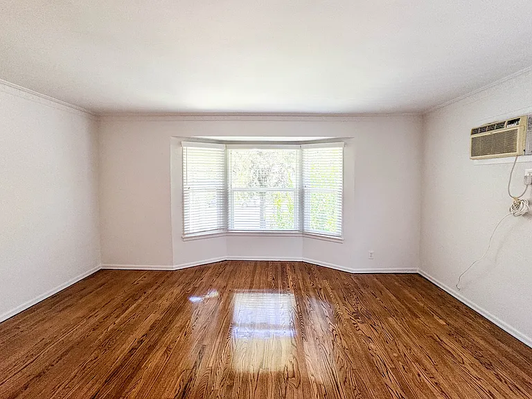 13208 Riverside Dr #1/2 — Photo 3