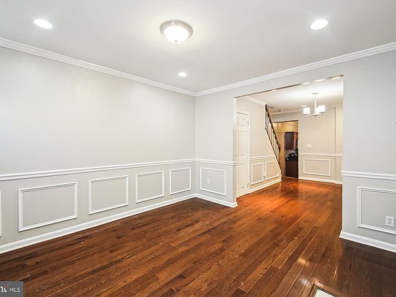 5th image of 915 W Lombard St