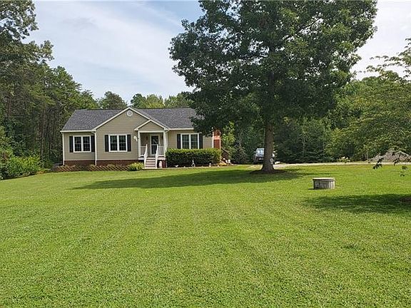 5th image of 832 W Chapel Dr