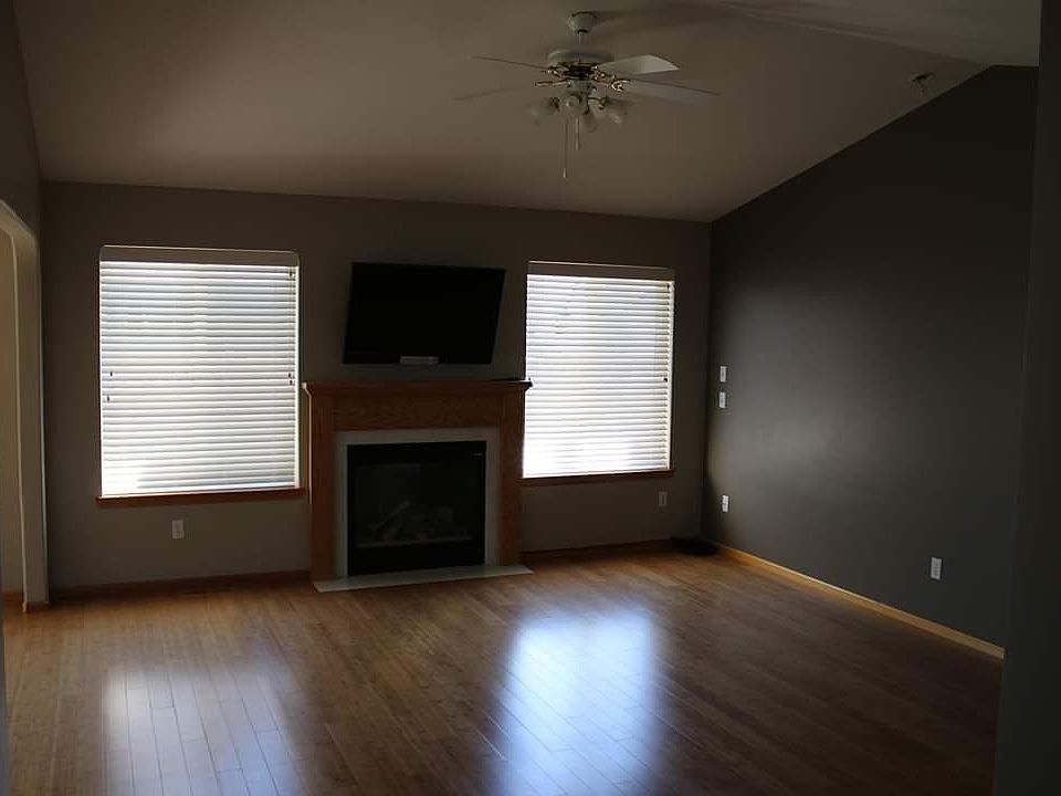 2nd image of 500 Daisy Ln