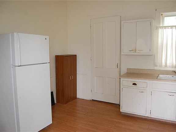 4th image of 304 N Portage St