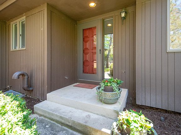 3rd image of 3704 Charlevoix Dr SE #107