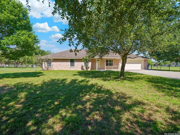 215 BRIAN DR, Pleasanton, TX 78064