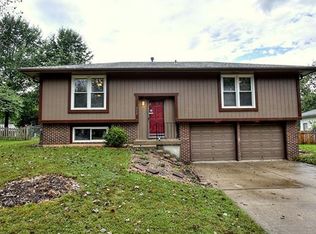 222 SE Circleview Dr, Lees Summit, MO 64063