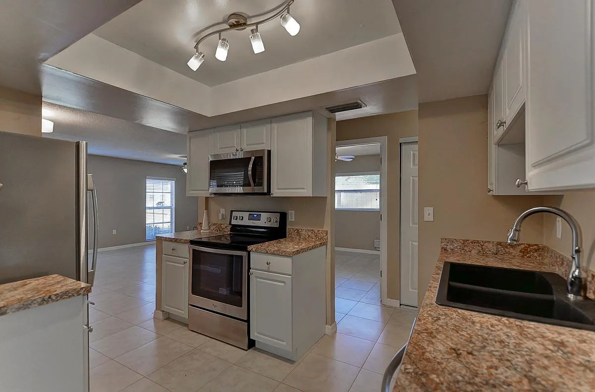 3 bed, 1171 sqft, $1,999 — Photo 3