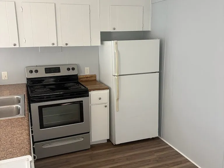 150 Merritt Dr — Photo 3