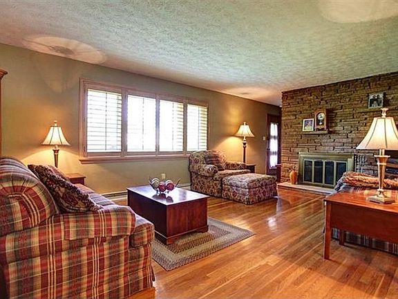 4th image of 734 Larriwood Ave