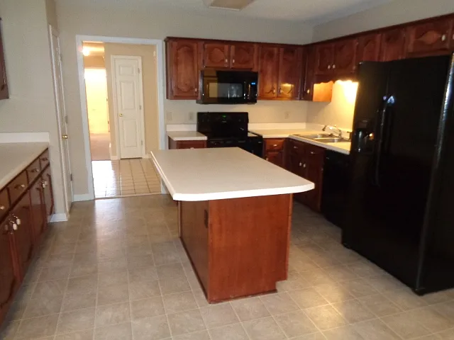 3 bed, 2.0 bath, 1350 sqft, $1,940 — Photo 3
