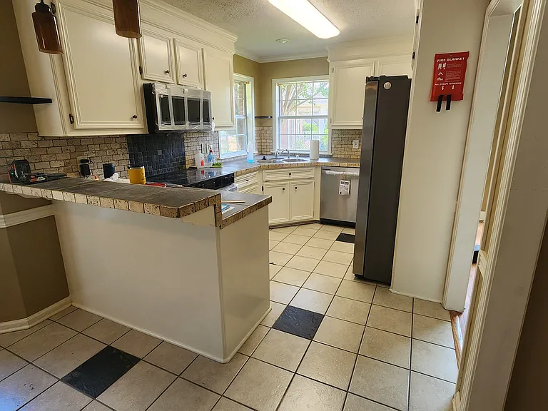 Kitchen, Samsung Appliances Microwave, Dishwasher, Electric Cooktop/Oven, Refrigerator, Huge Stain Steel Sink w/garbage disposal
