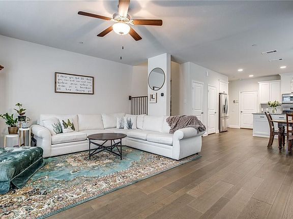3rd image of 3013 Decker Dr