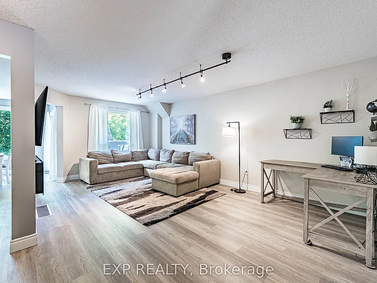 63 Wood Grove Cres — Photo 5