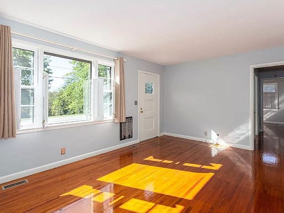 4th image of 2608 Woodberry Dr