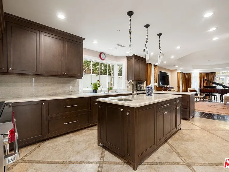 2161 Georgina Ave — Photo 8