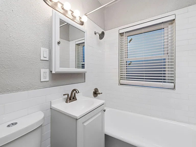 901 E Linwood Blvd — Photo 33