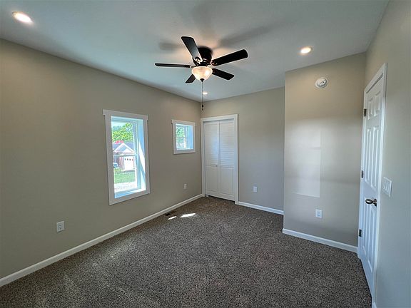 5th image of 405 Owen St