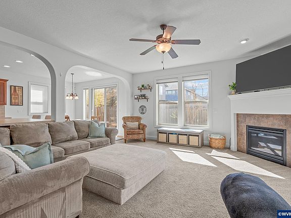 4th image of 728 SE Bayshore Cir