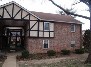 1045 Woodgate Dr, Kirkwood, MO