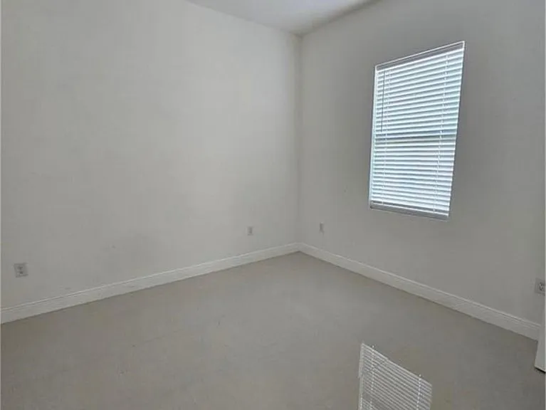 1147 Antonio St E — Photo 12