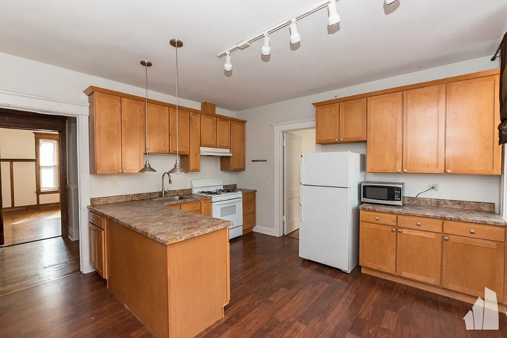 Modern 2BR in Prime Lakeview | In-Unit W/D & Near Brown Line — Photo 3
