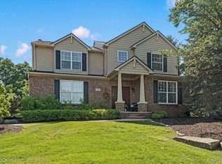 1161 Glass Lake Cir, Oxford, MI 48371