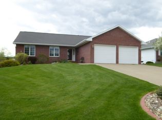 657 Missy Dr, Peosta, IA 52068