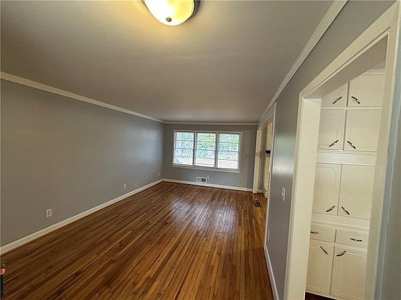 4th image of 423 Center Cir SW