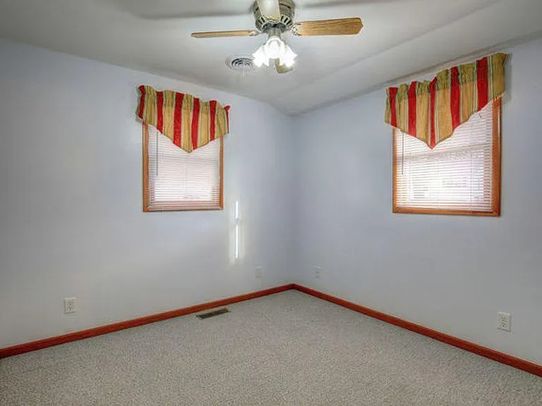 302 Greenview Dr — Photo 20