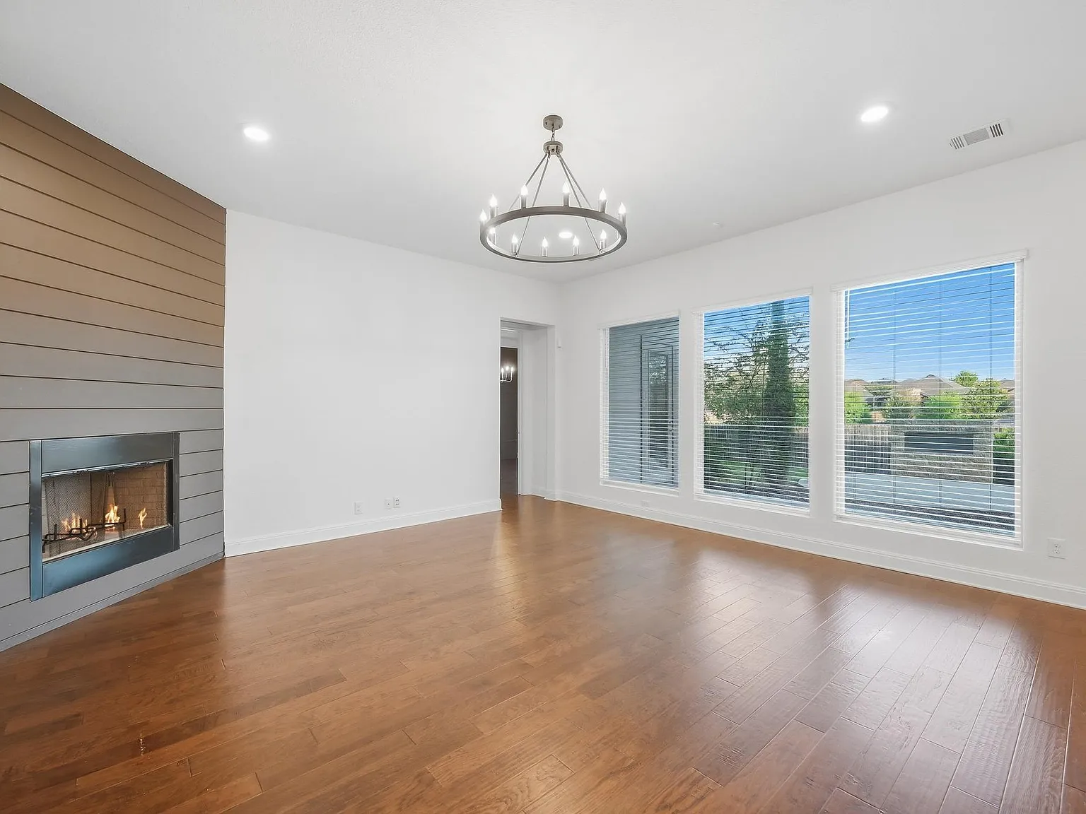5 bed, 4.5 bath, 3421 sqft, $3,295 — Photo 4
