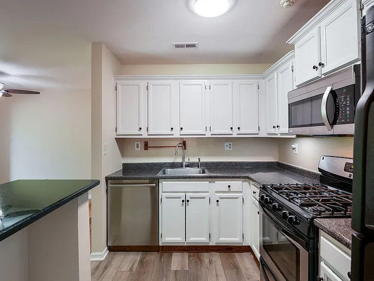 907 Diamond Dr — Photo 10