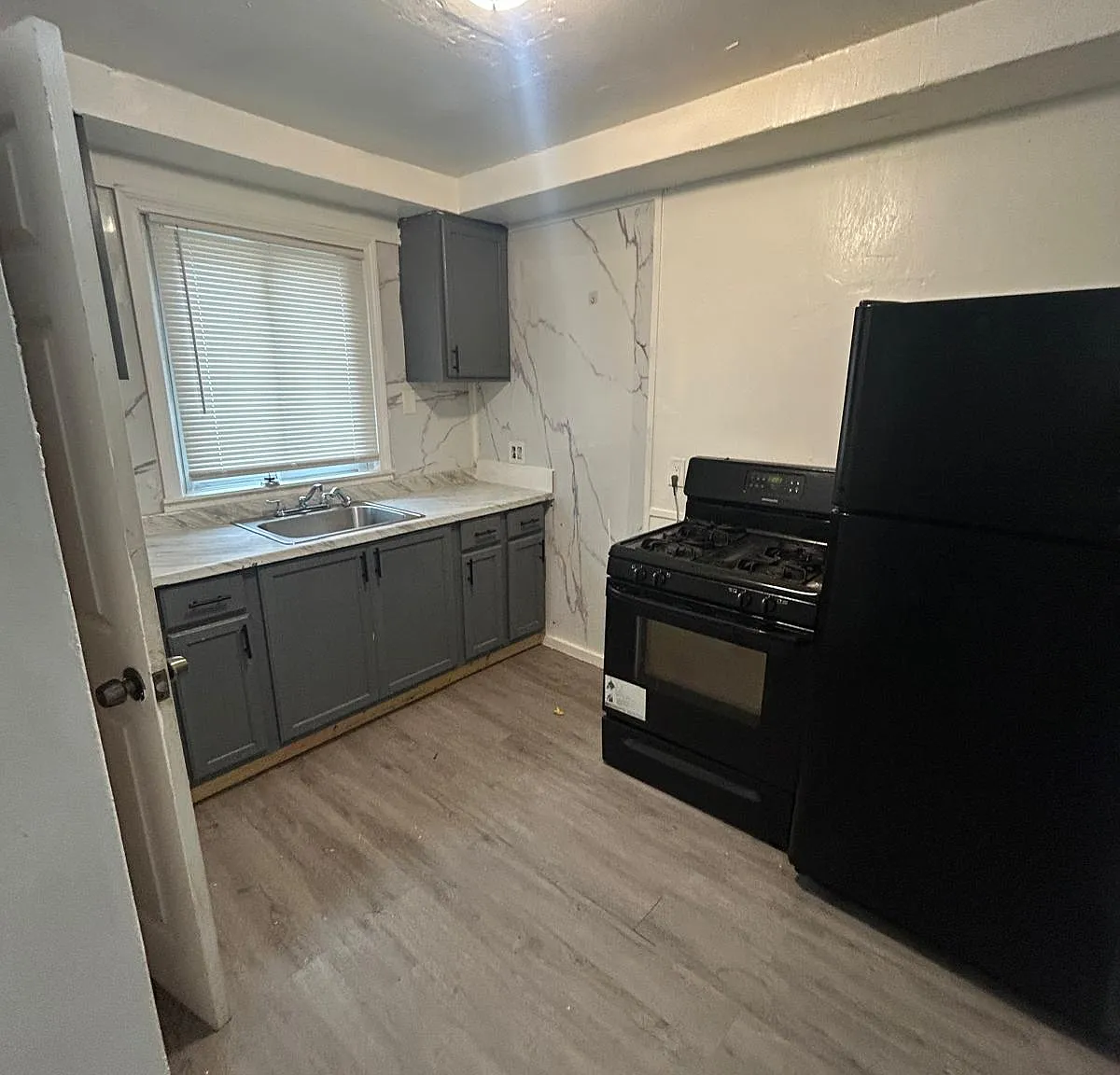 3 bed, 911 sqft, $1,400 — Photo 3