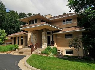 723 Country Club Ln, Onalaska, WI 54650