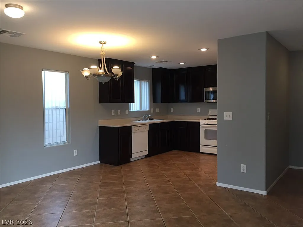3 bed, 2.5 bath, 1362 sqft, $1,875 — Photo 2