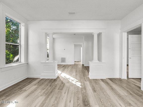 4th image of 522 W 21st St