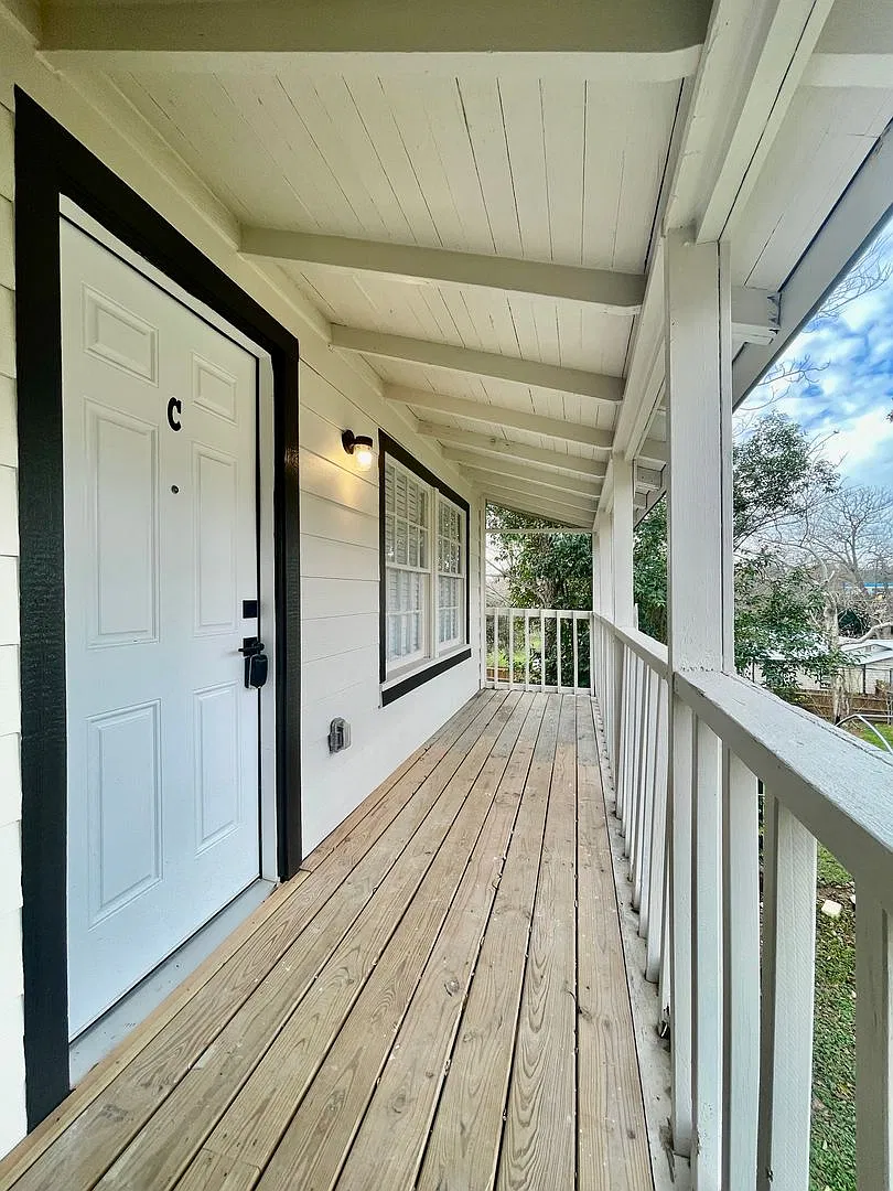 Updated 1 Bedroom / 1 Bathroom Apartment - Close to Campus — Photo 1