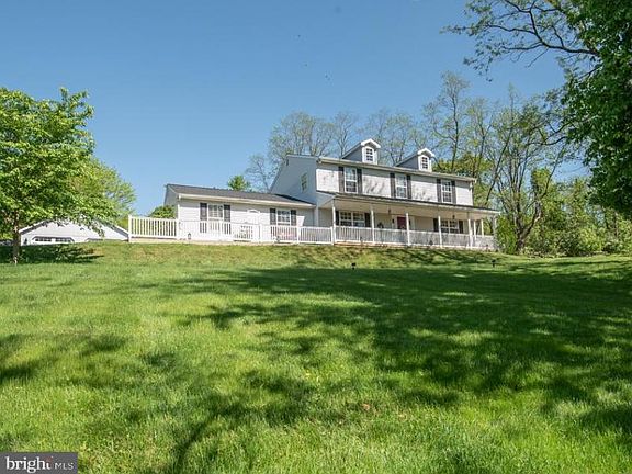 2nd image of 204 Horseshoe Ln