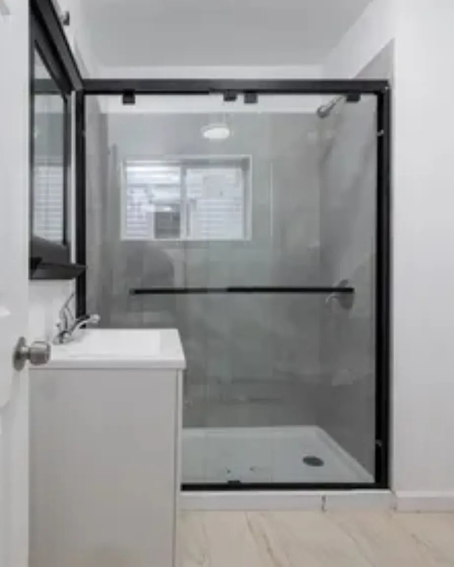 3 bed, 1.0 bath, 1007 sqft, $2,300 — Photo 3