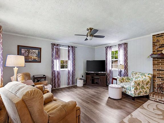 3rd image of 1215 Park Hill Dr.