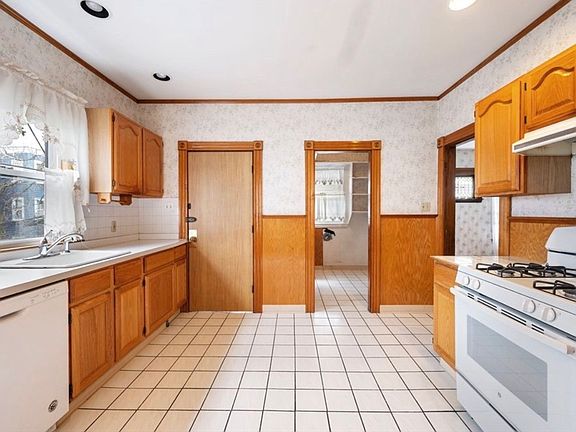 2nd image of 27 Willis St #1