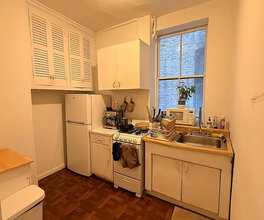 158 1st Ave #5