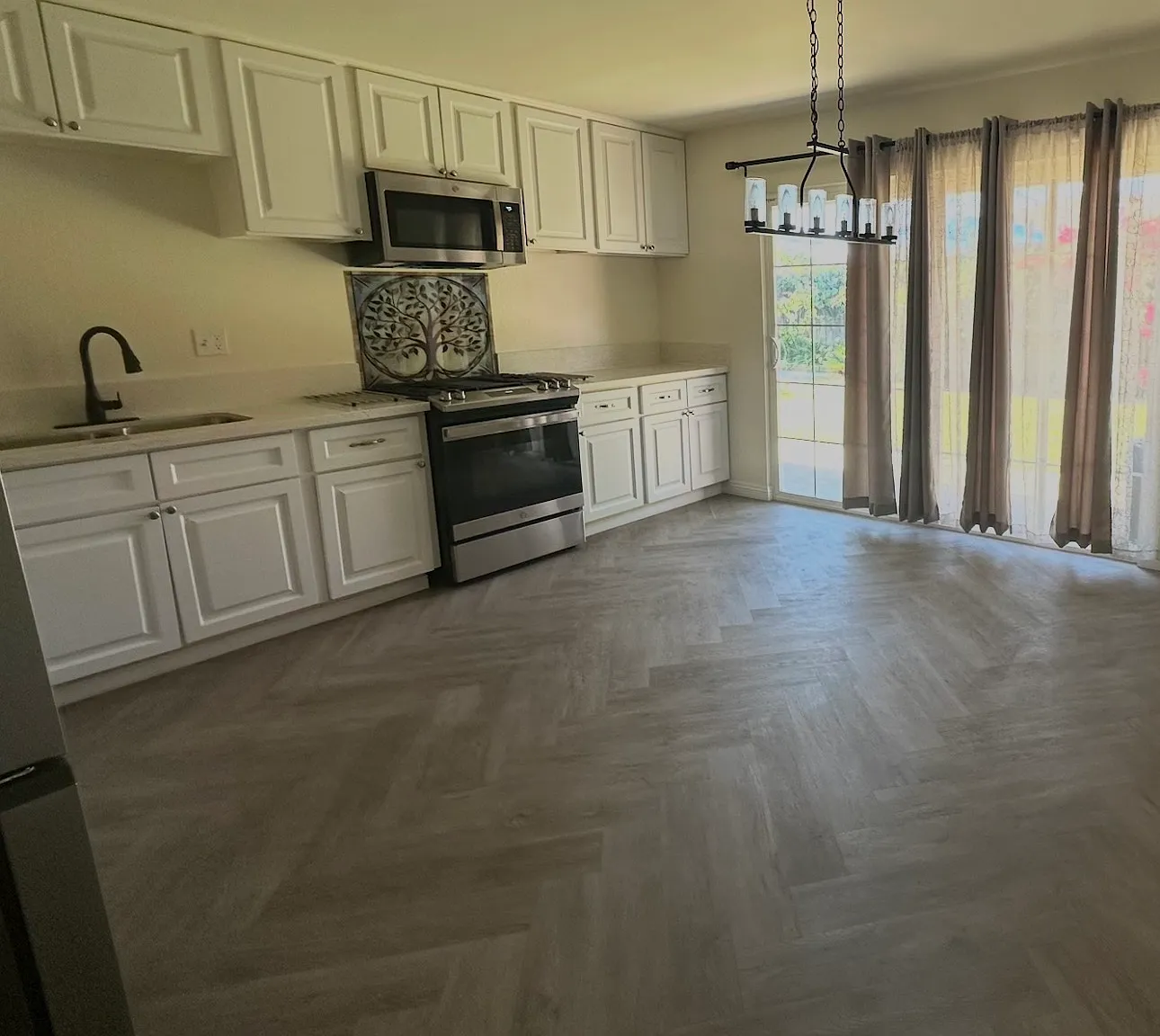 2 bed, 900 sqft, $2,400 — Photo 3