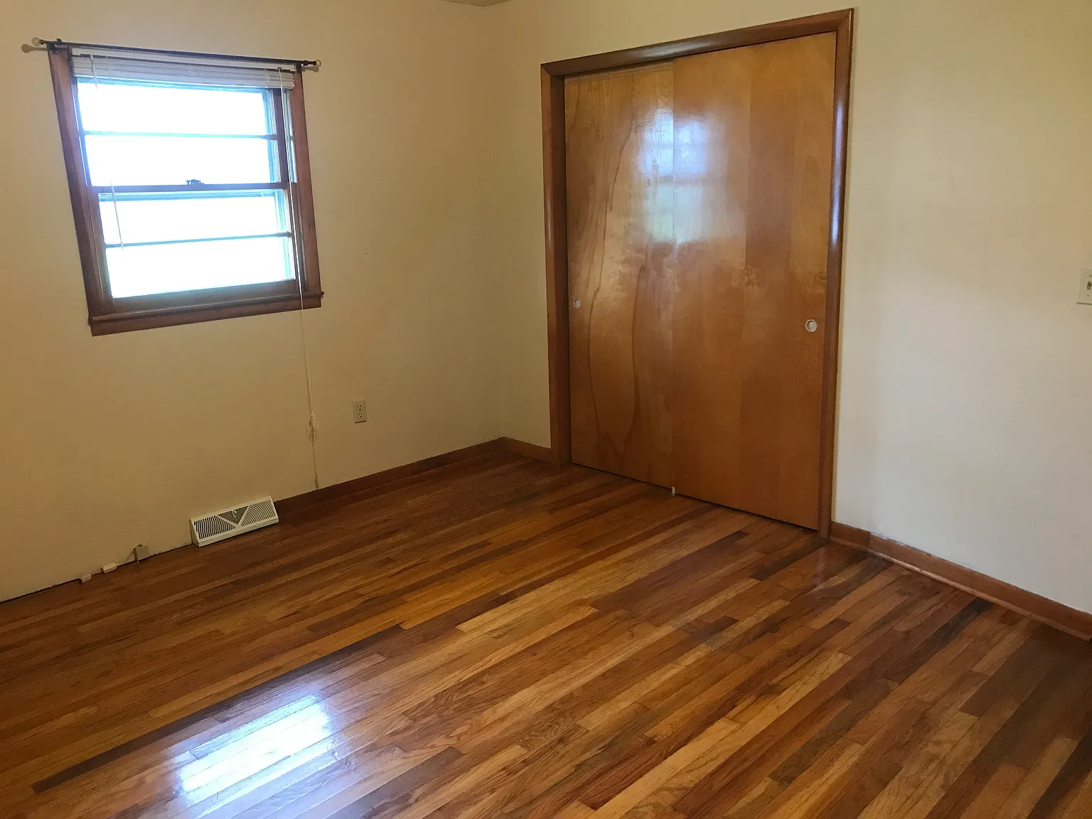 5 bed, 2800 sqft, $2,000 — Photo 4