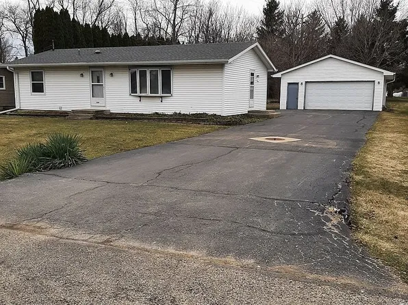 204 N Swift St, Winnebago, IL 61088