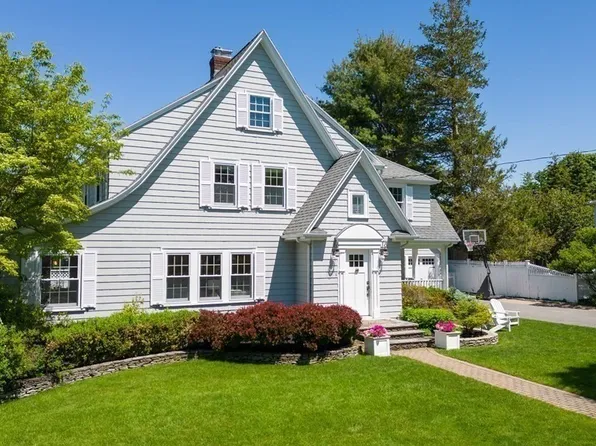 2 Hillcrest Rd, Marblehead, MA 01945