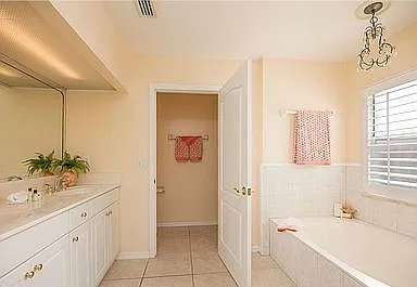 3 bed, 2.5 bath, 1900 sqft, $2,500 — Photo 3