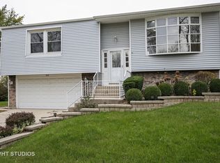 950 Summerfield Dr, Roselle, IL