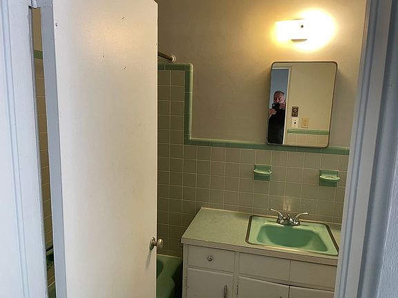 4th image of 217 E 6th Ave