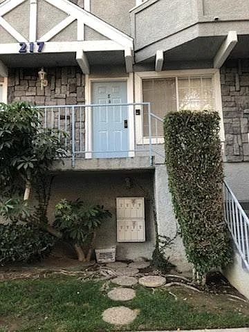 2 bed, 2.5 bath, 1300 sqft, $3,350 — Photo 2