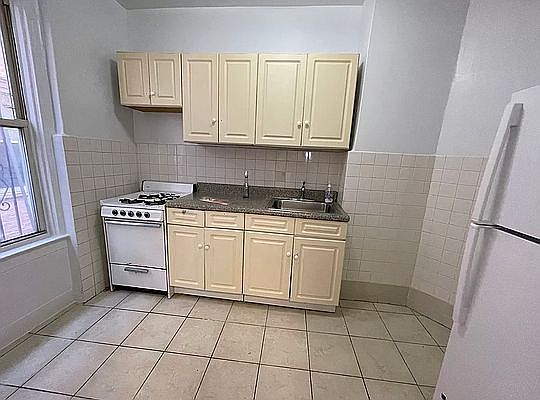 4th image of 31-11 47th St #1B