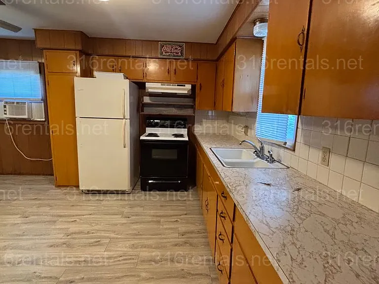 1012 W Ash Ave — Photo 13