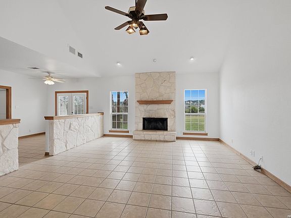 5th image of 124 Majestic Oaks Dr